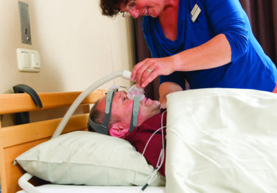 Jan van Lieshout cpap en verpleegkundige in bed