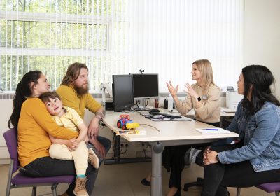 Ouders met Joki en artsen in overleg 3833 juni 22