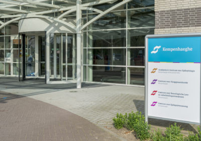 Bord bij poliingang 2 1